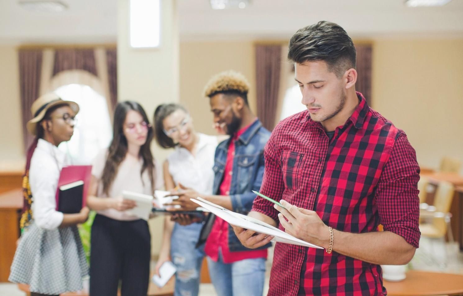 Sesión de trabajo colaborativo en metodología de presupuesto creativo